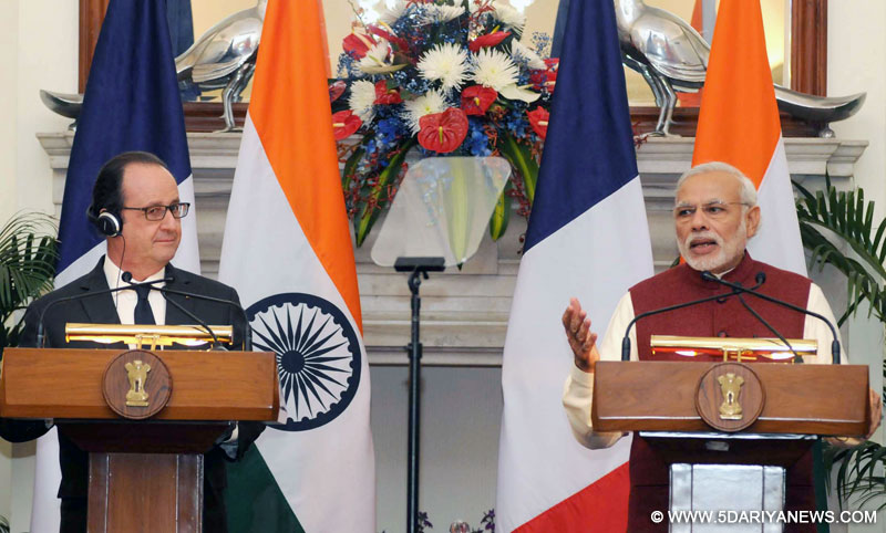 The Prime Minister, Shri Narendra Modi giving his statement to the media with the President of France, Mr. Francois Hollande, at the joint press statement, at Hyderabad House, in New Delhi on January 25, 2016.