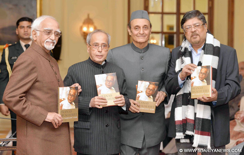 The Vice President, Shri M. Hamid Ansari releasing the book “Pranab Mukherjee”, The Turbulent Years, 1980-1996 and presenting first copy to the President, Shri Pranab Mukherjee, at Rashtrapati Bhavan on January 28, 2016.