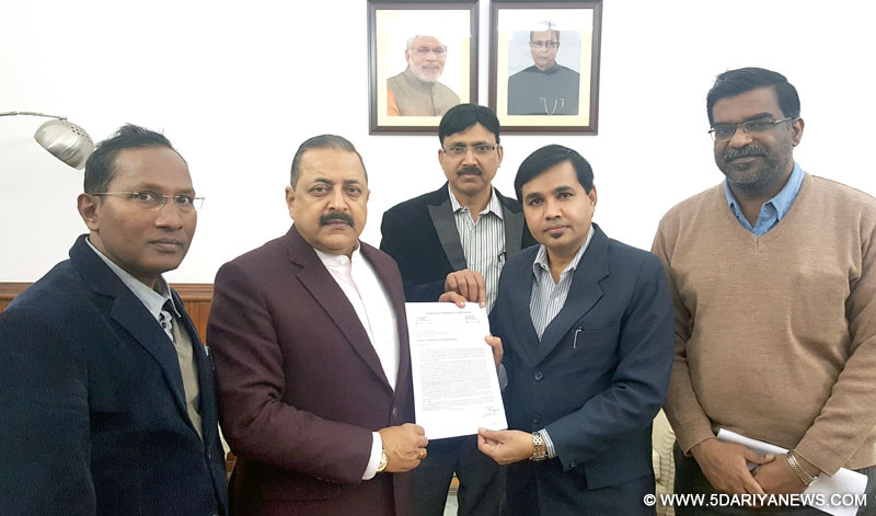 Dr. Jitendra Singh receiving a memorandum from a delegation of Indian Telecom Service (ITS) officers, in New Delhi on January 28, 2016