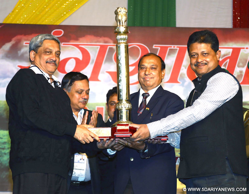 The Union Minister for Defence, Shri Manohar Parrikar presenting the award for the second best tableau in Republic Day Parade-2016 to the Tripura tableau, in New Delhi on January 28, 2016.