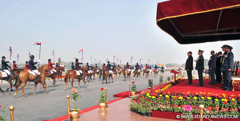 प्रधानमंत्री श्री नरेन्‍द्र मोदी 28 जनवरी, 2016 को नई दिल्‍ली में प्रधानमंत्री की एनसीसी रैली के दौरान एनसीसी कैडेटों से सलामी लेते हुए।