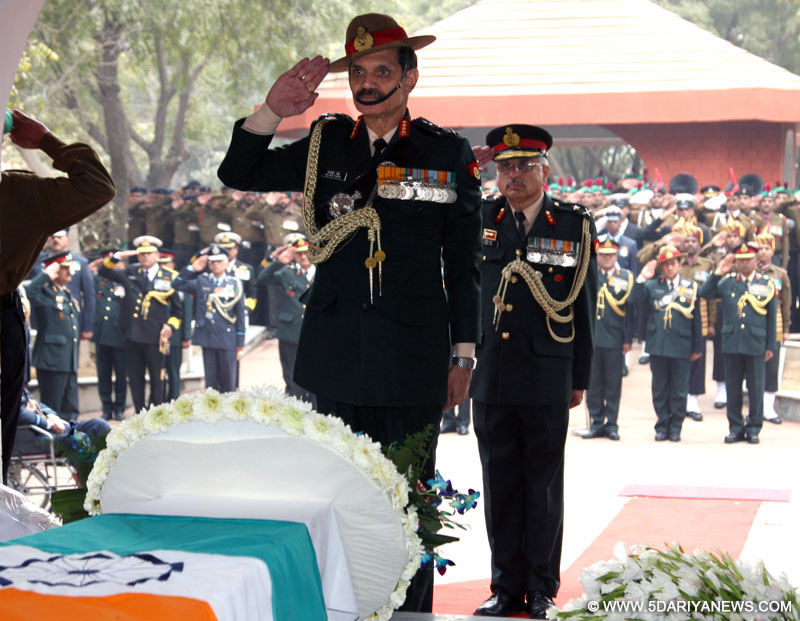 The Chief of Army Staff, General Dalbir Singh paying homage at the mortal remains of Gen. K.V. Krishna Rao, at Brar Square, New Delhi on January 31, 2016.
