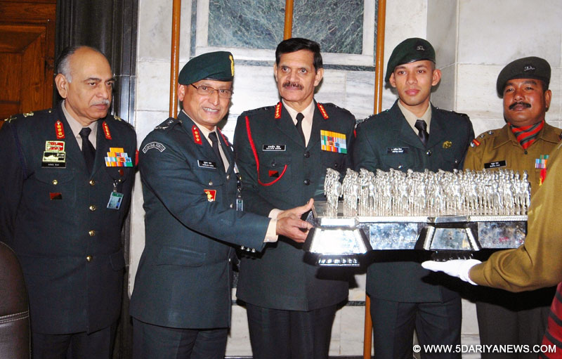 The Chief of Army Staff, General Dalbir Singh giving away the Best Marching Contingent Trophy for Army Day Parade to the Assam Regiment Contingent, in New Delhi on February 01, 2016.