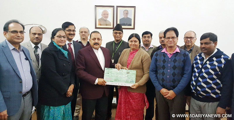 Dr. Jitendra Singh receiving a dividend cheque on behalf of DoPT from a delegation of Board of Directors of “Kendriya Bhandar”, in New Delhi on February 01, 2016.