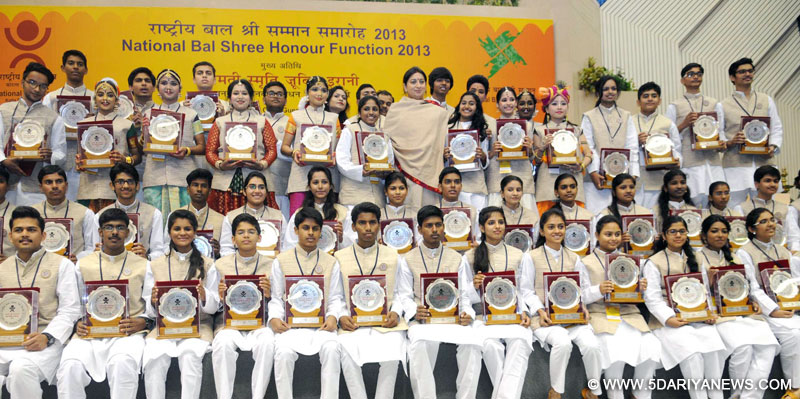 The Union Minister for Human Resource Development, Smt. Smriti Irani with the winners of the National Bal Shree Honour for 2013, at a function, in New Delhi on February 03, 2016