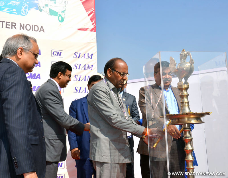 The Union Minister for Heavy Industries and Public Enterprises, Shri Anant Geete and the Union Minister for Road Transport & Highways and Shipping, Shri Nitin Gadkari lighting the lamp to inaugurate the Auto Expo 2016, at Greater Noida, UP on February 04, 2016. 