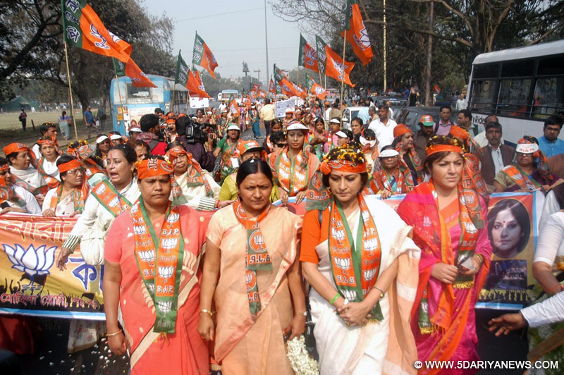 Actress turned politicians Roopa Ganguly and Locket Chatterjee alongwith BJP Mahila Morcha workers participate in a rally in Kolkata on Feb 5, 2016.