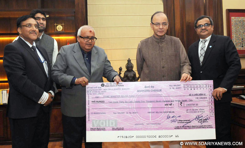 The MD, State Bank of Patiala, Shri S.A. Ramesh Rangan presenting a cheque to the Union Minister for Finance, Corporate Affairs and Information & Broadcasting, Shri Arun Jaitley, for the Prime Minister’s National Relief Fund (PMNRF), in New Delhi on February 05, 2016.