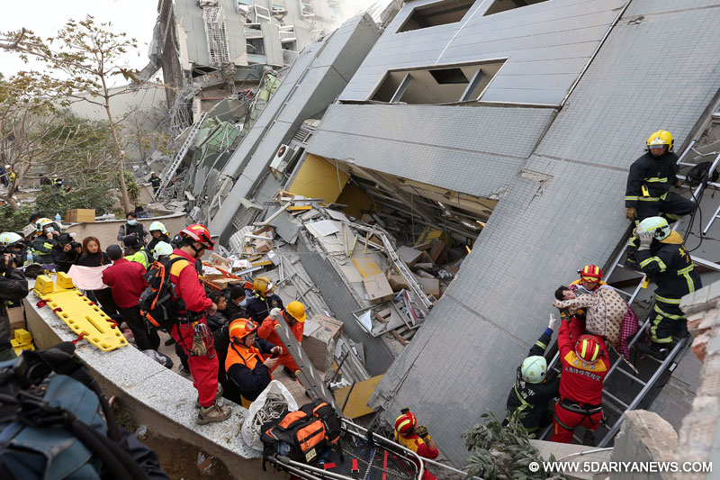  Rescuers transfer a trapped resident at a quake site in Tainan, southeast China