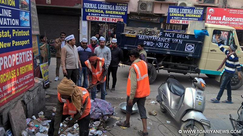 AAP leaders clean garbage in Delhi
