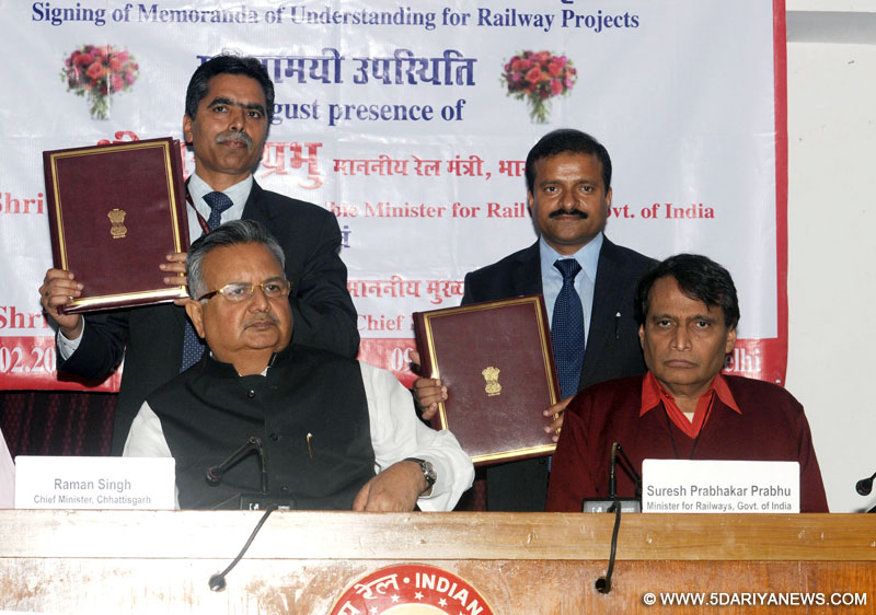 The Union Minister for Railways, Shri Suresh Prabhakar Prabhu and the Chief Minister of Chhattisgarh, Dr. Raman Singh witnessing the signing ceremony of an MoU between Ministry of Railways and State Government of Chhattisgarh for formation of JV Company, in New Delhi on February 09, 2016.