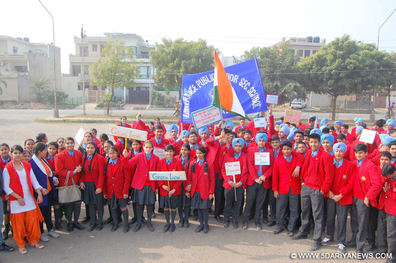 लारेंस सीनियर सैकेंडरी स्कूल के छात्रों ने सवच्छ भारत अभियान के तहत लोगों को जागरुक करने के लिए किया रैली का आयोजन