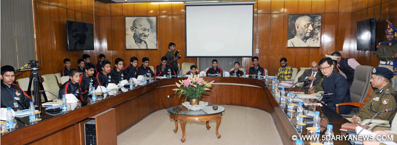 The Minister of State for Home Affairs, Shri Kiren Rijiju interacting with the School children from Jammu and Kashmir on Bharat Darshan Tour, organised by the CRPF, in New Delhi on February 12, 2016.