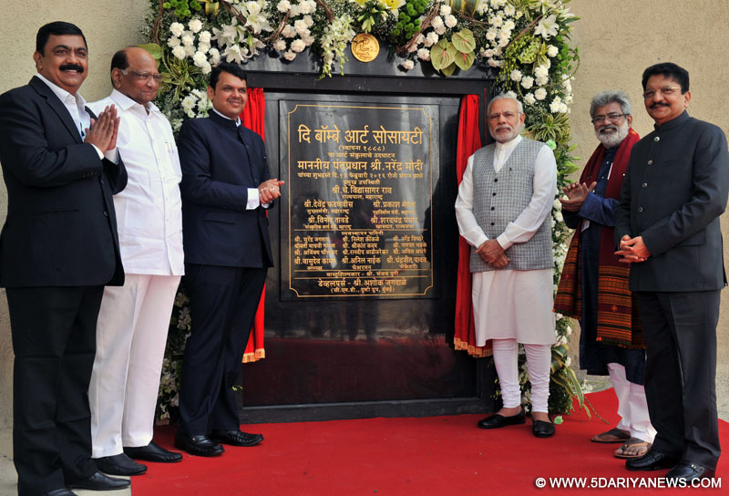 The Prime Minister, Shri Narendra Modi unveiling the plaque to mark the inauguration of the new building complex of the Bombay Art Society, in Mumbai on February 13, 2016. The Governor of Maharashtra, Shri C. Vidyasagar Rao, the Chief Minister of Maharashtra, Shri Devendra Fadnavis and other dignitaries are also seen.