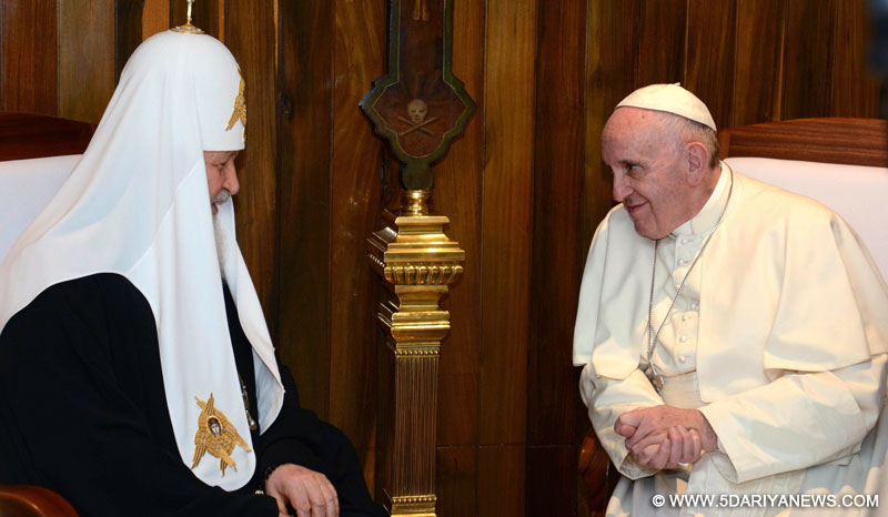 Catholic Pope Francis (R) meets with Russian Orthodox Patriarch Kirill in Havana, Cuba, Feb. 12, 2016. 