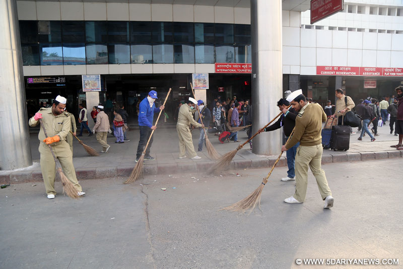 Thousands Of Nirankaris Clean 46 Railway Stations Including 3 In Delhi