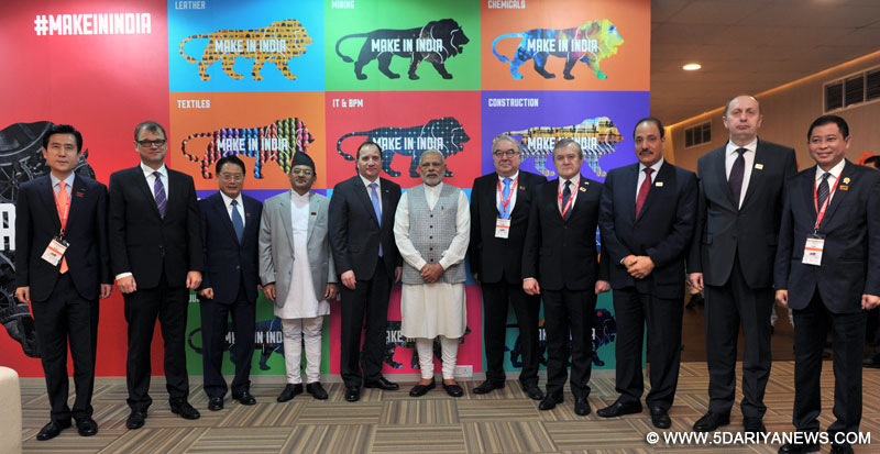 प्रधानमंत्री श्री नरेन्‍द्र मोदी 13 फरवरी 2016 को मुंबई में मेक इन इंडिया केंद्र के उद्घाटन अवसर पर एक ग्रुप फोटो में। 