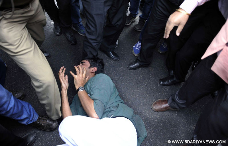 A section of lawyers assaulted JNU students and journalists at the Patiala House in New Delhi on Feb 15, 2016. 