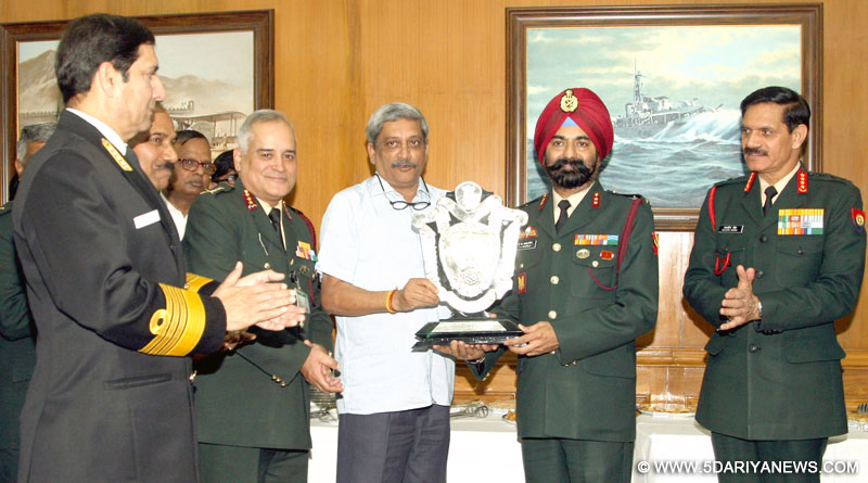 Manohar Parrikar presenting the Raksha Mantri’s Trophy for the Best Service Hospital to the Commandant, Command Hospital (Eastern Command), Kolkata, Major General T.S. Ahluwalia, in New Delhi on February 18, 2016. 
