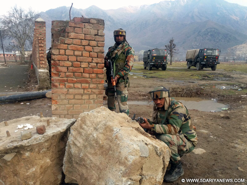 Pulwama: Army jawans take position during an encounter with militants in Pampore area of Jammu and Kashmir