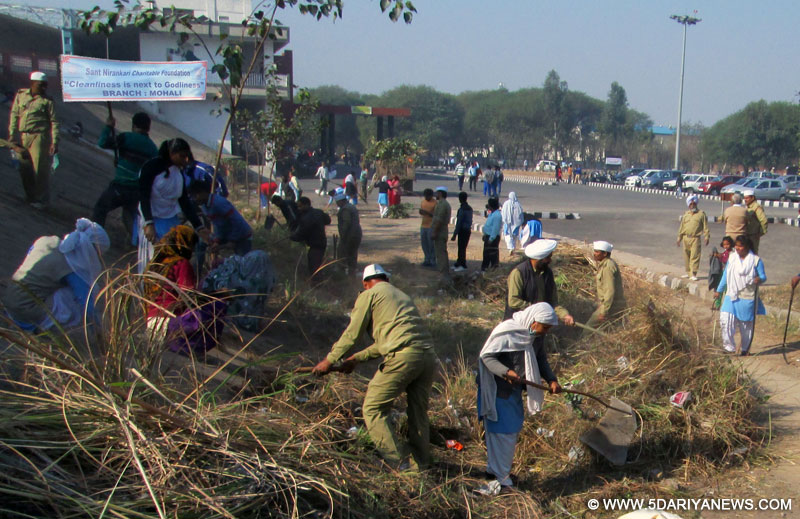 निरंकारियों द्वारा सफाई अभियान व पौधारोपण अभियान आयोजित