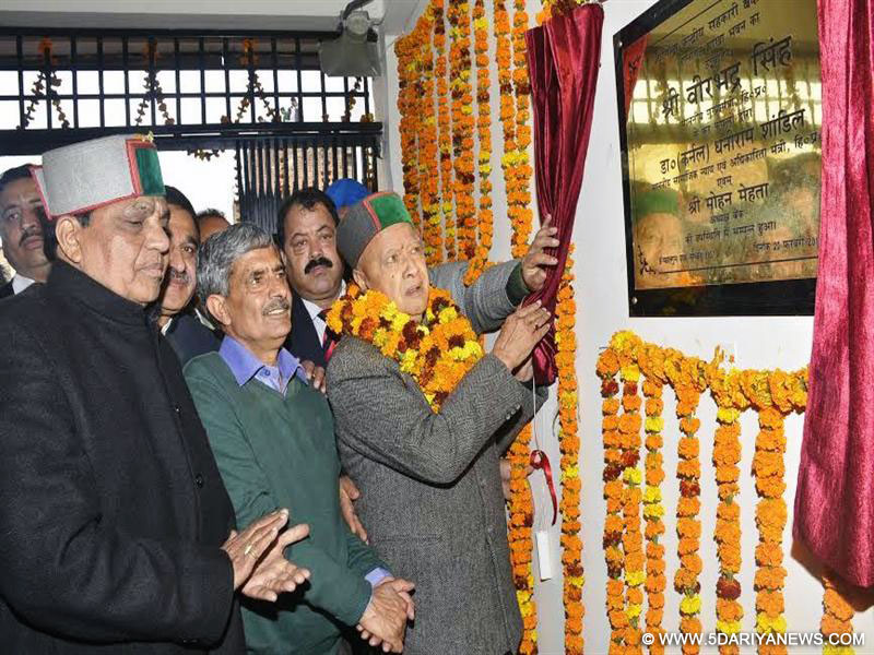Chief Minister Shri Virbhadra Singh inaugurating the building of Jogindra Bank at Nalagarh in Solan district on 20.2. 2016