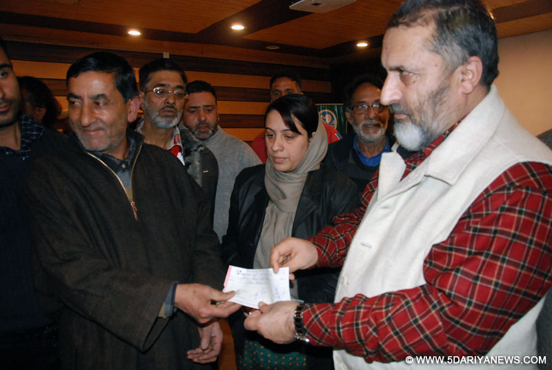 Div Com distributes relief among flood affected traders