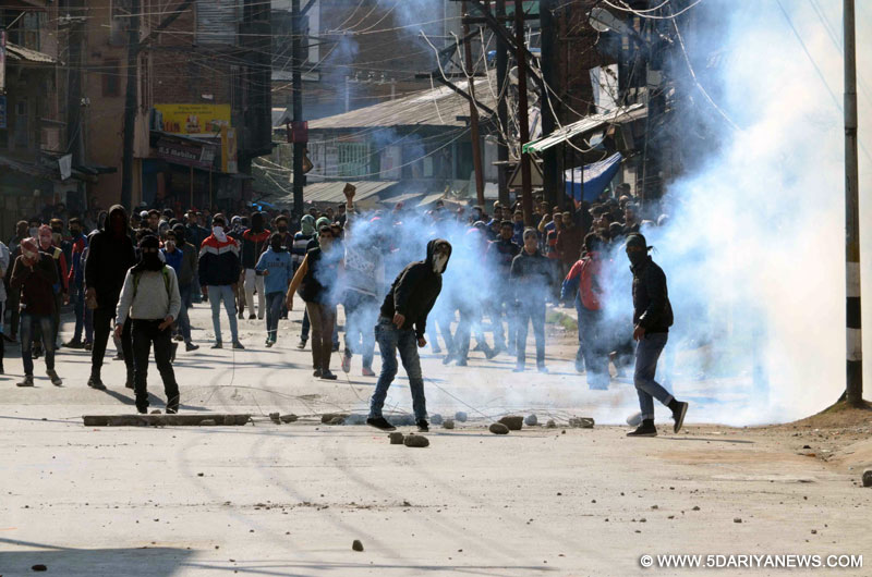Funeral held for militant trio in Pampore, clashes in Old City