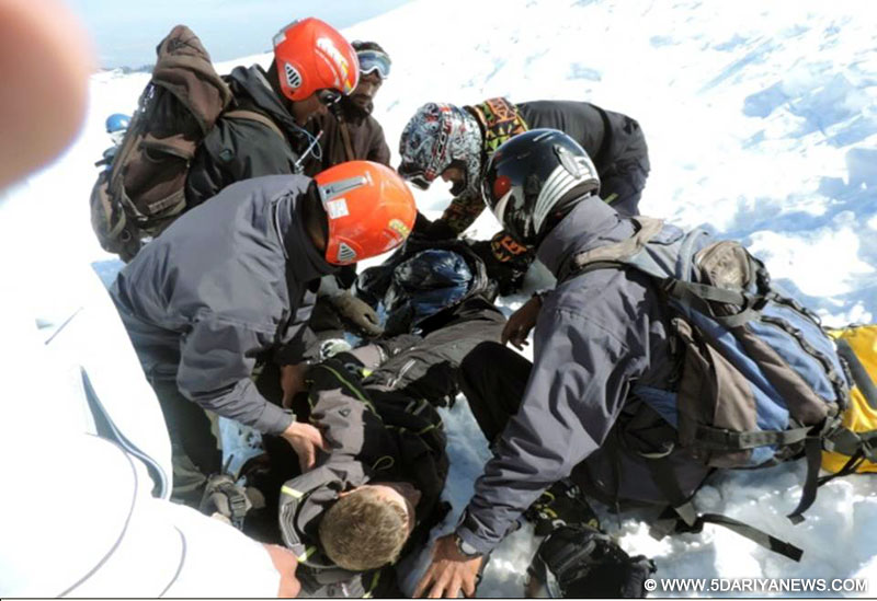 Army team rescuing Russian skier in Gulmarg