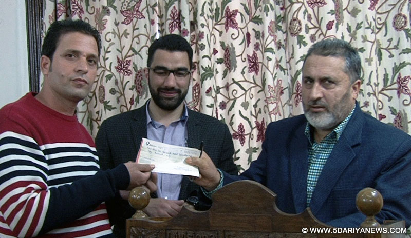 Div Com distributes relief cheques among traders