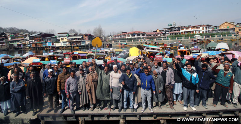 Delay in flood relief:Shikara owners stage protest