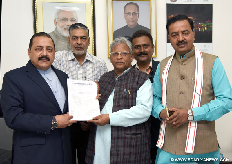 Dr. Jitendra Singh receiving a memorandum regarding HMT Limited, in New Delhi on March 01, 2016
