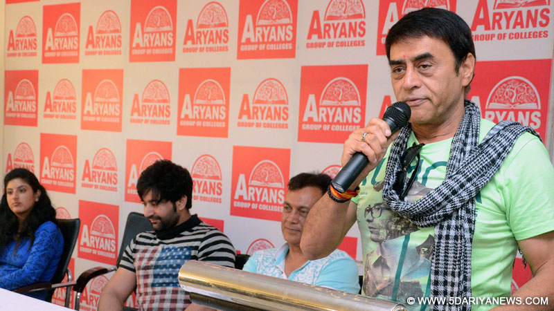 Pankaj Berry along with others interacts with Aryans Students