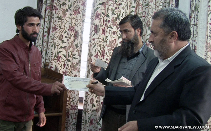 Div Com distributes relief cheques among Kulgam flood hit traders