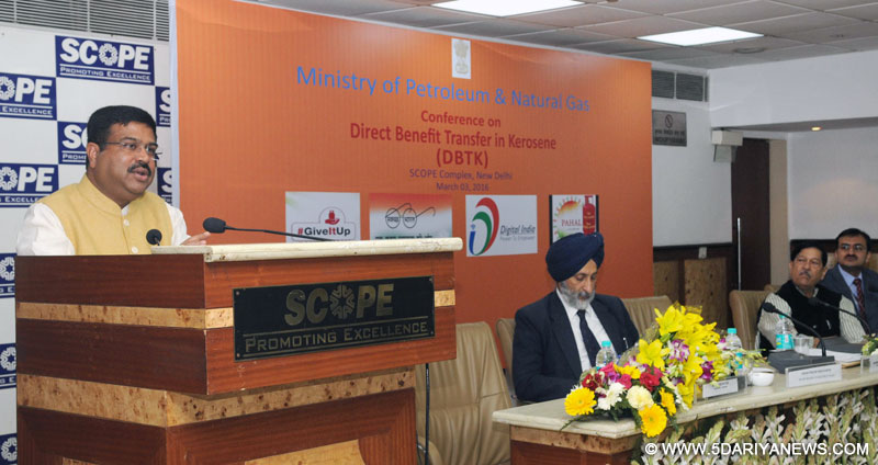 Dharmendra Pradhan addressing the Conference on Direct Benefit Transfer on Kerosene (DBTK), in New Delhi on March 03, 2016. The Minister for Food Civil Supplies, Consumer Affairs and Information Technology, Punjab, Shri Adaish Pratap Singh Kairon and the Minister of Food, CS & CP, Maharashtra, Shri Girish Bapat are also seen.