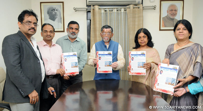 The Minister of State for Textiles (Independent Charge), Shri Santosh Kumar Gangwar launching the first edition of e-Newsletter of the Ministry of Textiles, in New Delhi on March 03, 2016. The Secretary, Ministry of Textiles, Ms. Rashmi Verma and other dignitaries are also seen.
