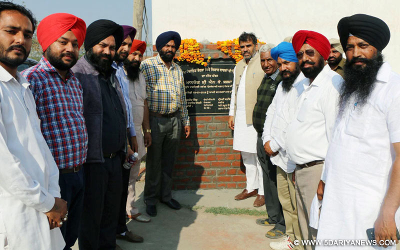 ਪਿੰਡ ਬੇਹੜਾ ਵਿਖੇ ਵਿਕਾਸ ਕਾਰਜਾਂ ਦਾ ਨੀਂਹ ਪੱਥਰ ਰੱਖਦੇ ਹੋਏ ਮੁੱਖ ਪਾਰਲੀਮਾਨੀ ਸਕੱਤਰ ਐਨ.ਕੇ. ਸ਼ਰਮਾ 