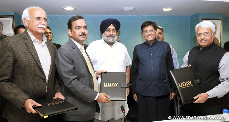 Piyush Goyal and the Deputy Chief Minister of Punjab, Shri Sukhbir Singh Badal witnessing the signing ceremony of a tripartite MoU with the State of Punjab on “UDAY” (Ujwal Discom Assurance Yojana) for operational and Financial turnaround of Discoms, in New Delhi on March 04, 2016.