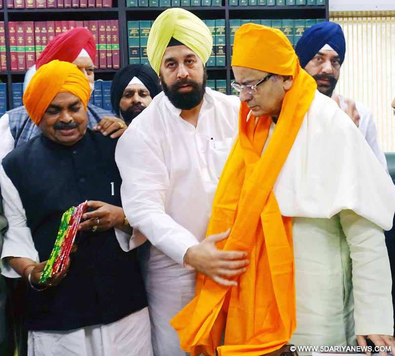 Sikh-Punjabi Bjp Leaders Delegation Felicitates Union Finance Minister Arun Jaitley 