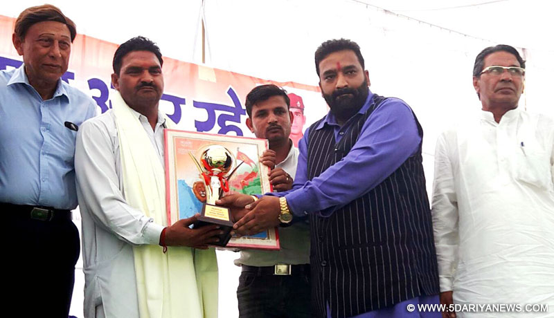 शहीद कैप्टन पवन के पिता को एंटी टेररिस्ट फ्रंट इंडिया ने किया ब्रेवमैन अवार्ड से सम्मानित 