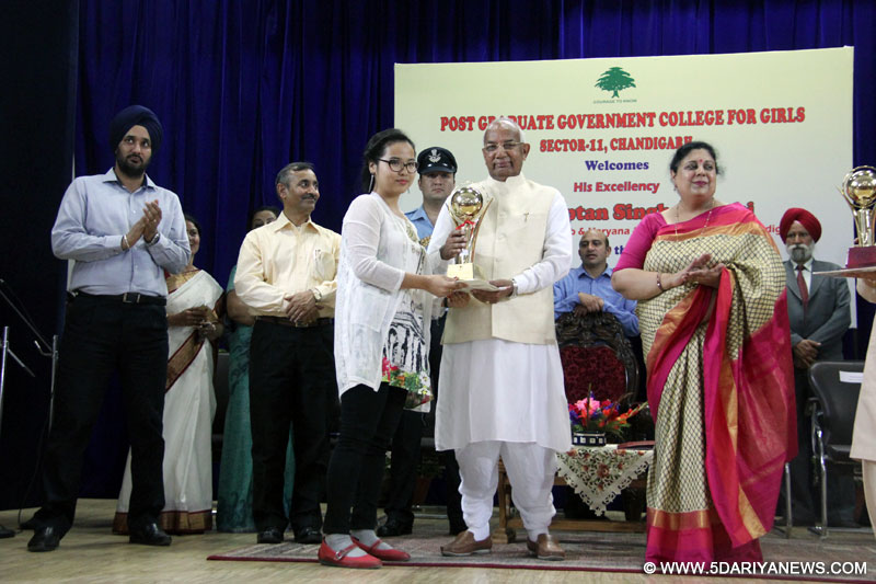 The Governor of Punjab and Administrator, UT, Chandigarh, Prof. Kaptan Singh Solanki giving prizes to the students on 60th Annual Prize Distribution Function of Government Girls College, Sector 11, Chandigarh on 10.03.2016.