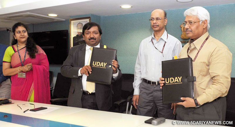 The Secretary, Ministry of Power, Shri P.K. Pujari witnessing the signing ceremony of a tripartite MoU with the State of J&K on “UDAY” (Ujwal Discom Assurance Yojana) for operational and Financial turnaround of Discoms, in New Delhi on March 15, 2016.