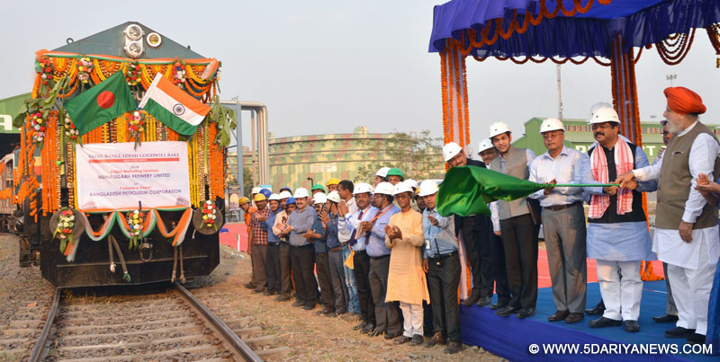 The Minister of State for Petroleum and Natural Gas (Independent Charge), Shri Dharmendra Pradhan flagging off the Goodwill Rake Consignment of High Speed Diesel from Siliguri Marketing Terminal of Numaligarh Refineries Ltd. to Parbatipur Storage Depot of Bangladesh Petroleum Corporation, in Siliguri, West Bengal on March 17, 2016.