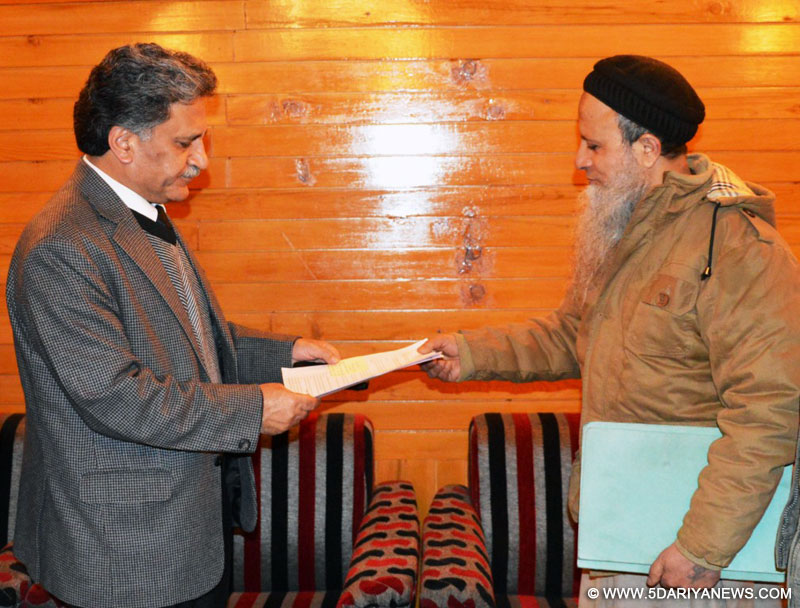 	Deputation of Tahafuz, a society of Kashmiri artisans, calls on Khurshid Ganai