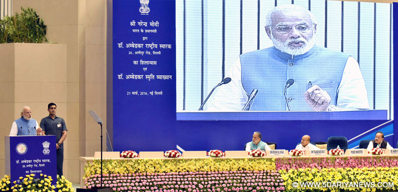 The Prime Minister, Shri Narendra Modi delivering the Dr. Ambedkar Memorial Lecture, in New Delhi on March 21, 2016. The Union Minister for Social Justice and Empowerment, Shri Thaawar Chand Gehlot, the Union Minister for Science & Technology and Earth Sciences, Dr. Harsh Vardhan and the Minister of State for Social Justice & Empowerment, Shri Krishan Pal are also seen. 