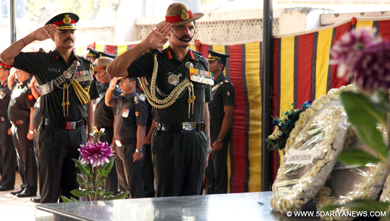The Chief of Army Staff, General Dalbir Singh paying homage at the mortal remains of Sepoy Vijaya Kumar K., in New Delhi on March 22, 2016.