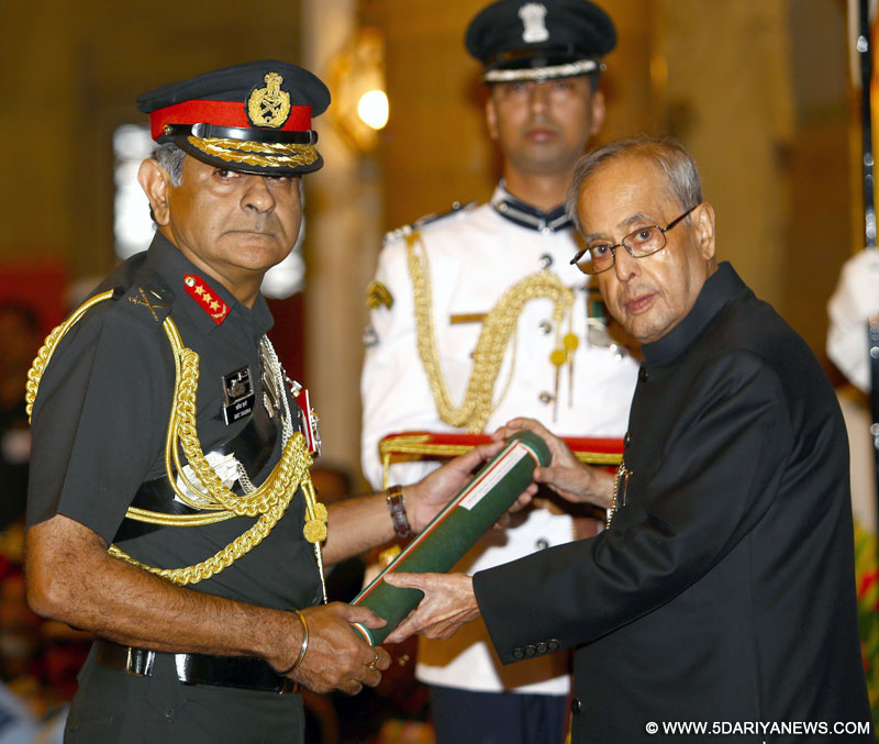 The President, Shri Pranab Mukherjee presenting the Param Vishisht Seva Medal, at the Defence Investiture Ceremony-I, at Rashtrapati Bhavan, in New Delhi on March 22, 2016.