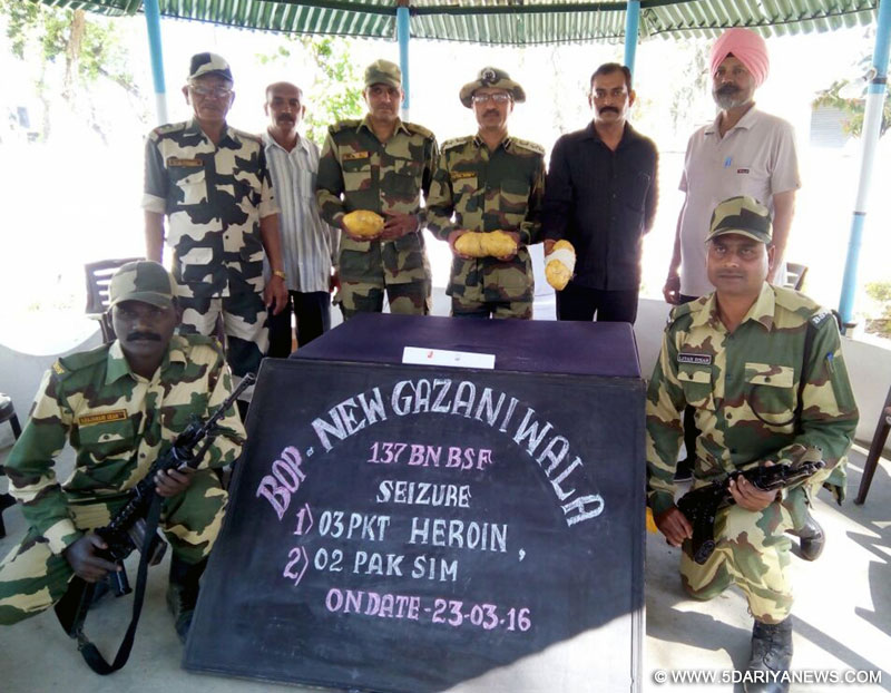 BSF personnel present before press three packets of heroin recovered from smugglers near Ferozepur, on March 23, 2016