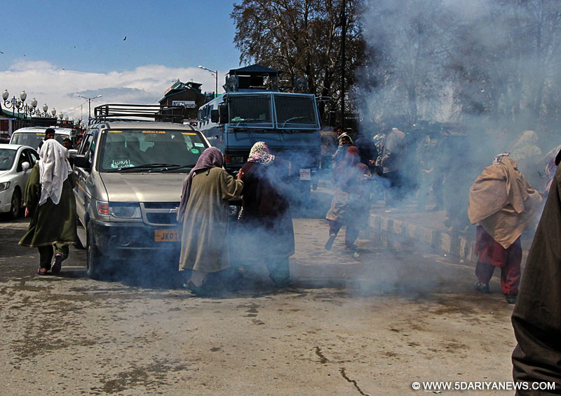Three injured after Police fire tear smoke shells to women protesters in Maisuma