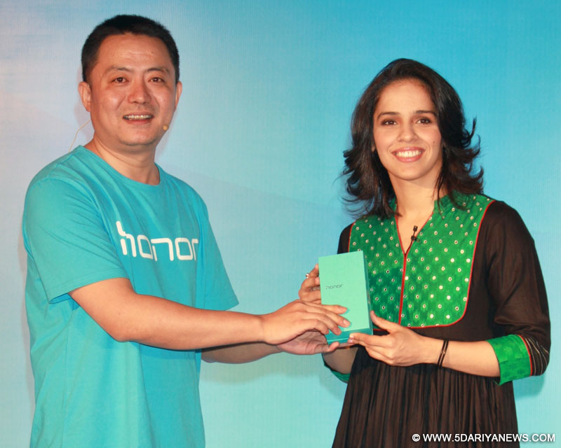  Indian badminton player Saina Nehwal becomes the Indian brand ambassador of leading e-brand from Huawei Honor in New Delhi, on March 30, 2016